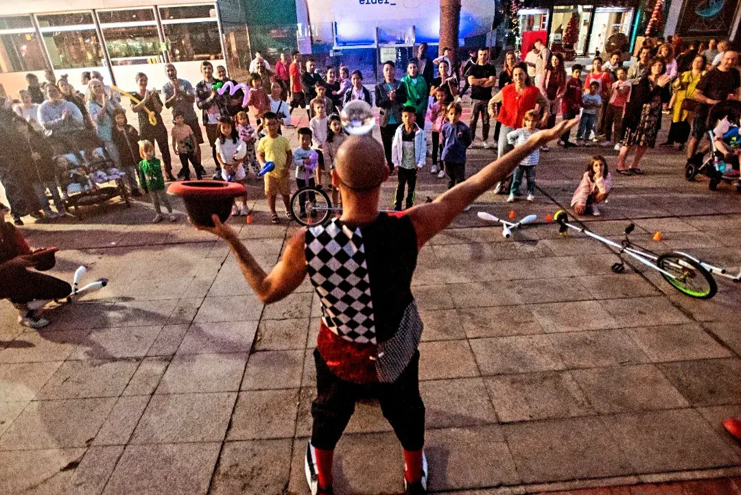Tadeo performing for a crowd