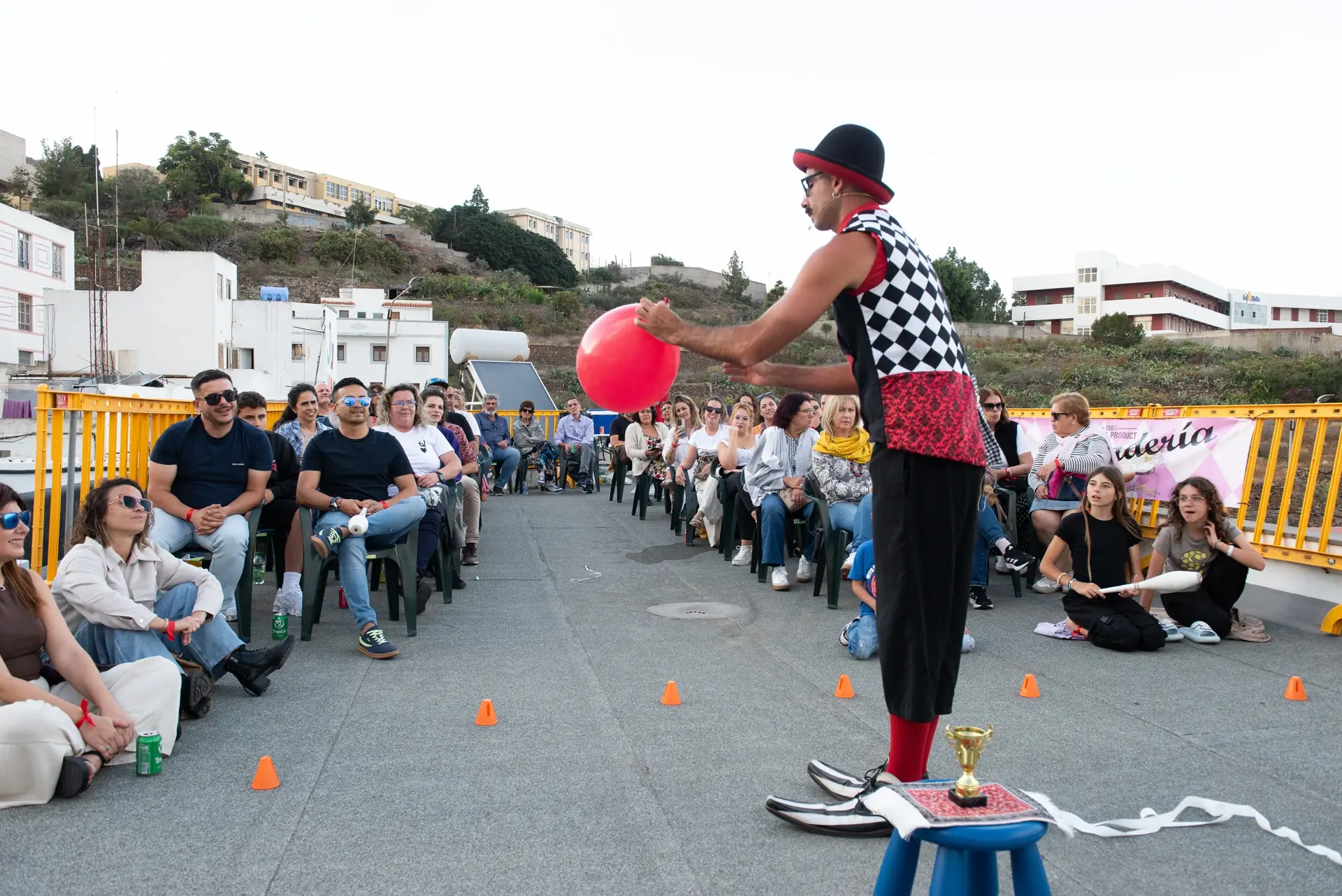 Tadeo performing with a red balloon for an audience