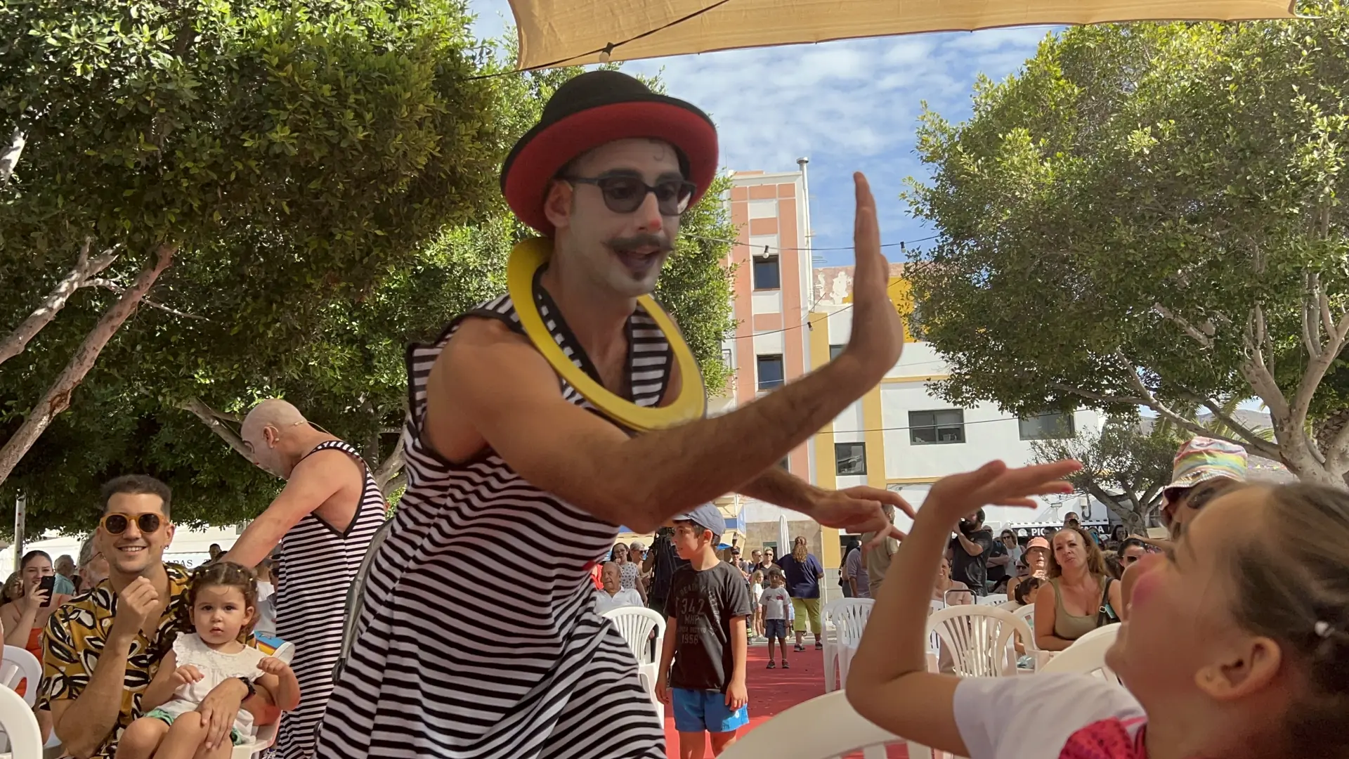 Tadeo juggling for a crowd
